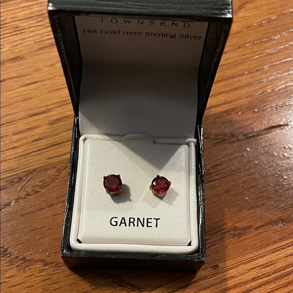 TOWNSEN Red Garnet Earrings in Gold